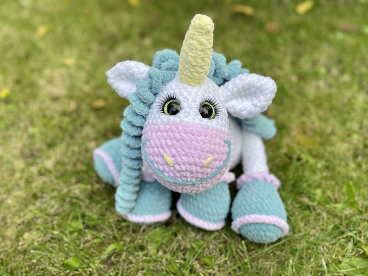 Вязаная крючком плюшевая игрушка Единорожка (сидит) белый-лазурный. Рост 52 см — CRYSTAL SHOP