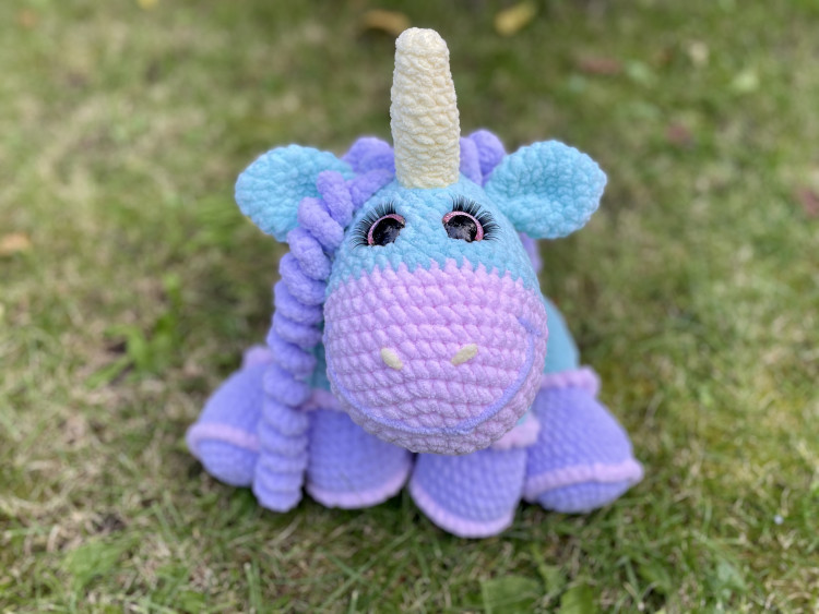 Вязаная крючком плюшевая игрушка Единорожка (сидит) мята-лаванда. Рост 52 см — CRYSTAL SHOP