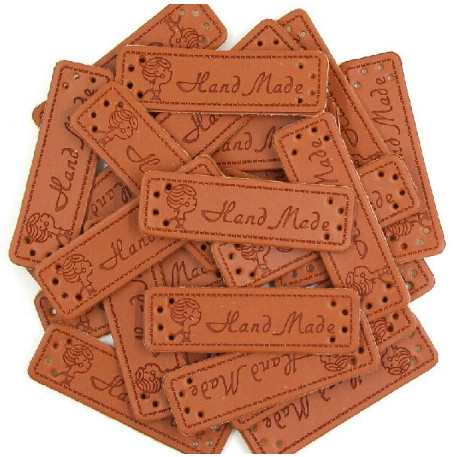 Бирка нашивка кожаная Hand Made дама. Горизонтальная. Коричневая (1 шт) фото 1 — CRYSTAL SHOP