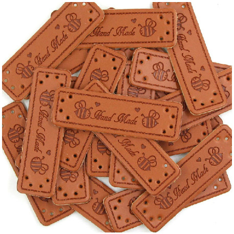 Бирка нашивка кожаная Hand Made пчелки. Горизонтальная. Коричневая (1 шт) фото 1 — CRYSTAL SHOP