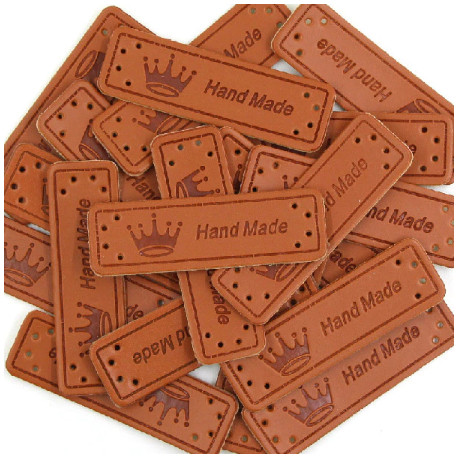 Бирка нашивка кожаная Hand Made корона. Горизонтальная. Коричневая (1 шт) фото 1 — CRYSTAL SHOP