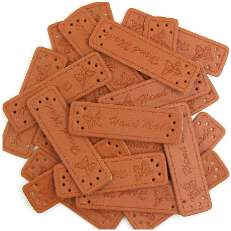 Бирка нашивка кожаная Hand Made бабочка. Горизонтальная. Коричневая (1 шт) фото 1 — CRYSTAL SHOP