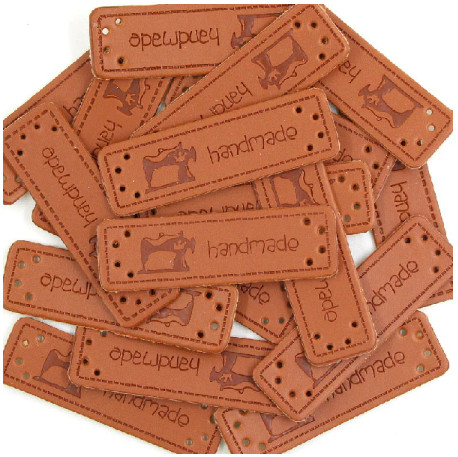 Бирка нашивка кожаная Hand Made швейная машинка. Горизонтальная. Коричневая (1 шт) фото 1 — CRYSTAL SHOP