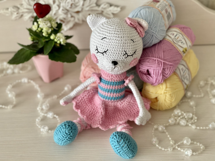 Вязаная игрушка крючком Китти кошечка-балерина — CRYSTAL SHOP